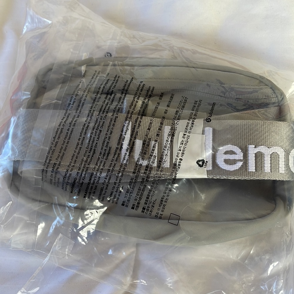 Lululemon Everywhere Belt Bag Silver Drop White Wordmark Crossbody Bag Nwt - Picture 5 of 5